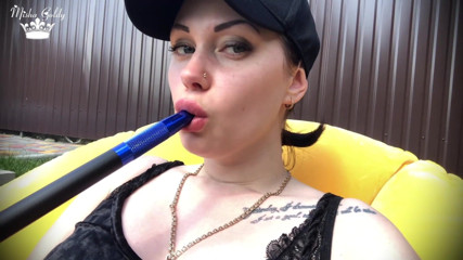 Goddess Misha Goldy: Une pute fume dans la nature et taquine ses grosses...