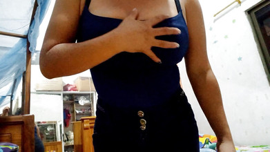 Martin13: Latina con tette naturali scopre il petto e mostra le...