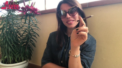 Smokin Fetish: She prefer outdoor smoking