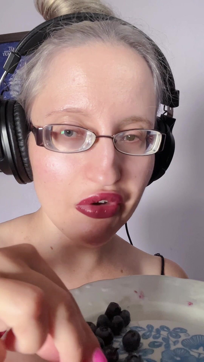 FinDom Goaldigger: Mănânc afine mari delicioase