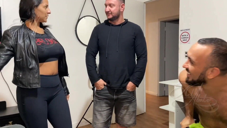 Kel Abate: 우리는 가입자 앞에서 섹스를하도록 고용되었습니다.