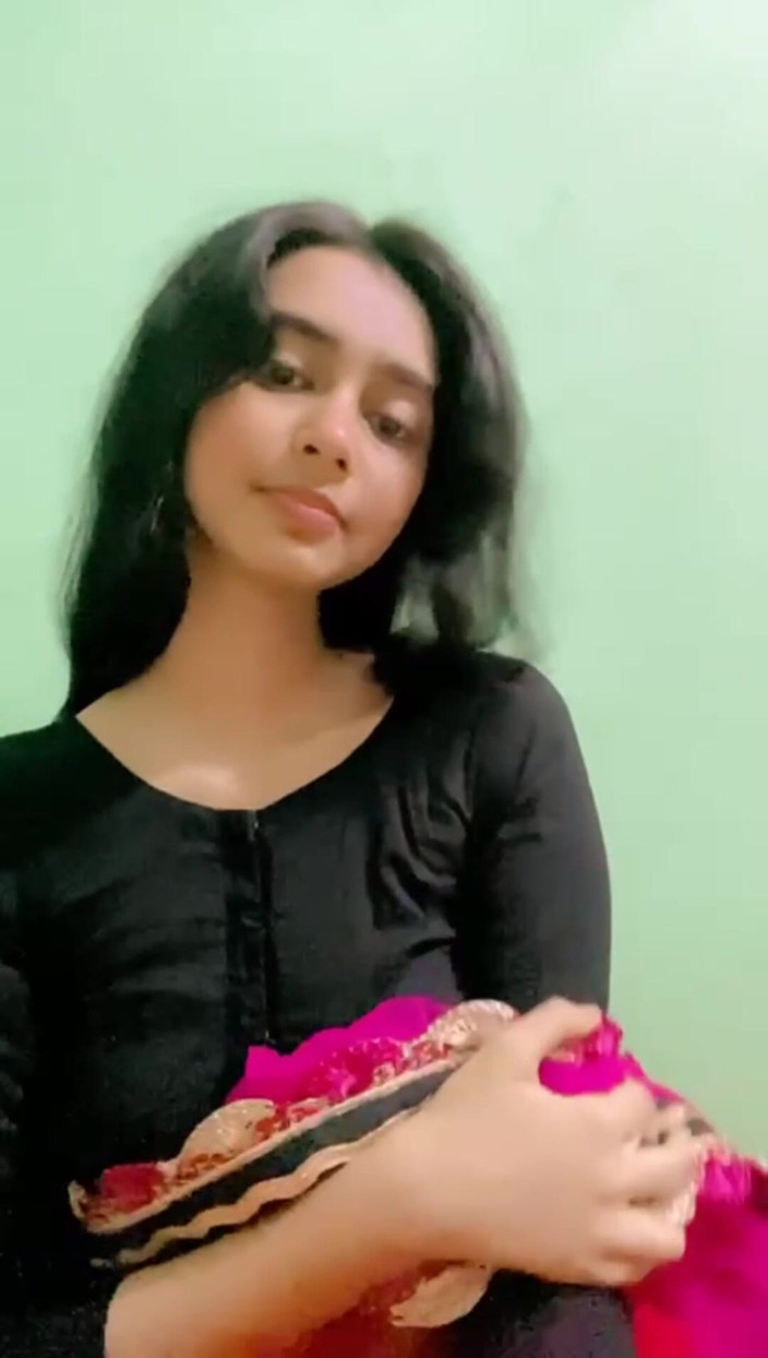 MehwishAly: Chica india en vestido mostrando sus tetas