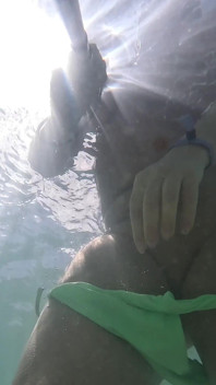 Bionda Monella Fa Pipì Nell'oceano All'aperto E Nuotando Sott'acqua