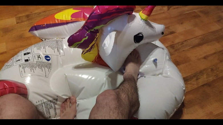 Floatie Boy: Desinflando mi unicornio inflable con mis pies