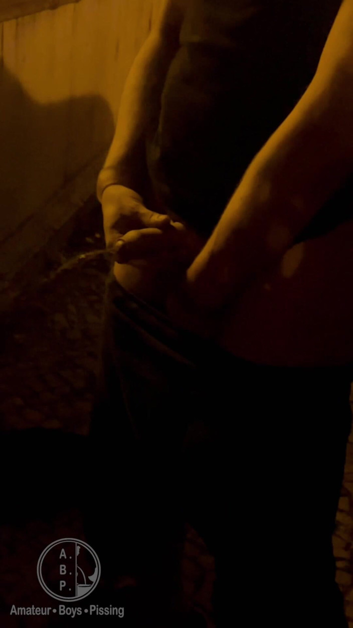 AmateurBoysPissing: Ragazzo amatoriale sorpreso a pisciare in strada e gli ha...