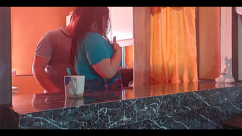 BBW Kelly Mom: 出轨的家庭主妇被她的邻居性交