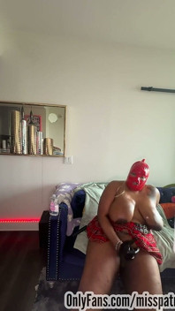 Mama vitregă Dearest Patra în Latex roșu