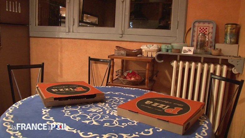 Girls Bang: Sürtük Fransız kızıl saçlı pizza ve amcık dağıtıyor