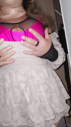 Menina bonita cavalga um belo brinquedo