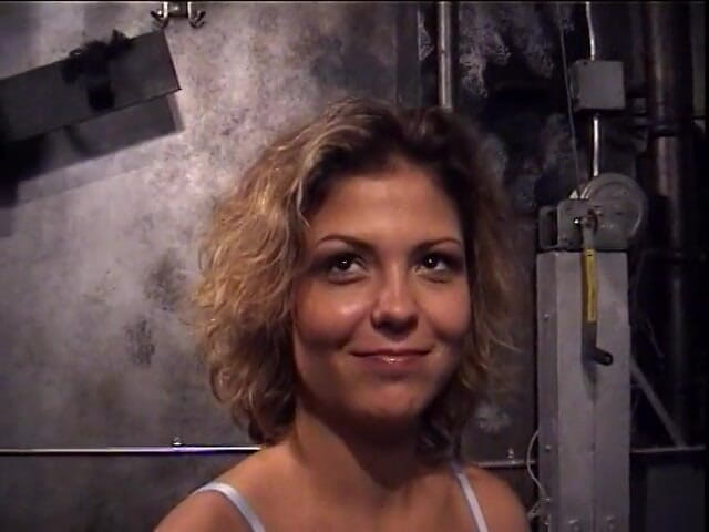 Dark Dungeon Secrets: Güzel raflı ateşli kız bdsm eylemine hazırlanıyor