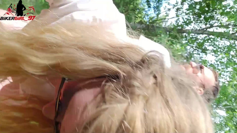Bikergirl_97: Napalona na zewnątrz jebanie w polu z ogromną twarzą