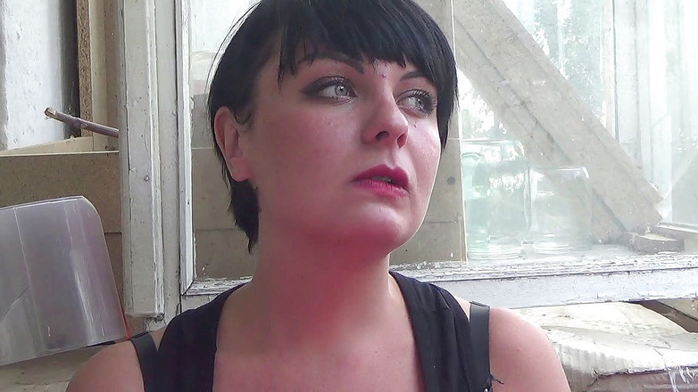 Sexy Milf: Kate merokok dengan legging merah muda yang ketat