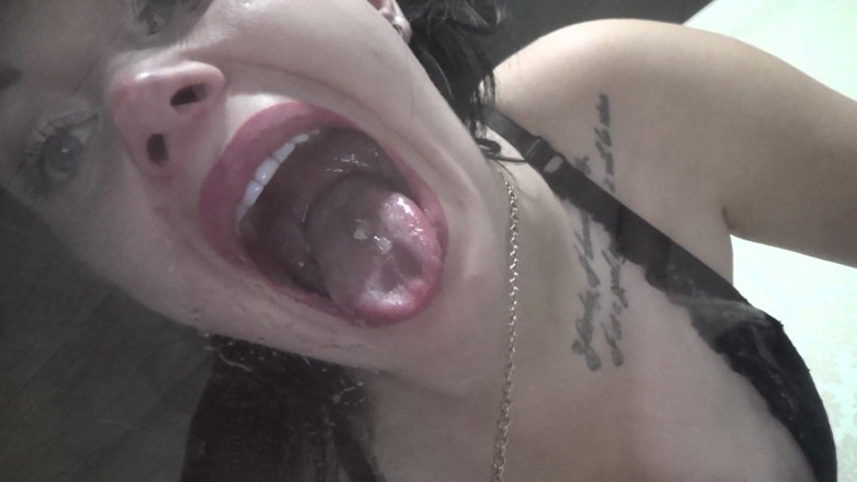 Goddess Misha Goldy: Mangiando gummies dal bicchiere!