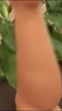 Krásné a sexy dívky si hrají s nohama, ale velký, nadržený penis je nutí to více užívat