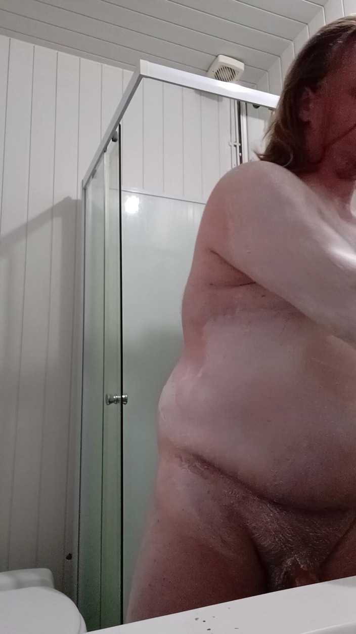 Oniasura: Ich Wachse, Dusche, Masturbiere, Benutze Meine Füße, Komme Und Trinke...