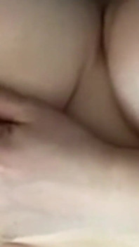 Gordinha apertando meus peitos torcendo meus mamilos duros