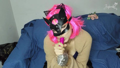 BigBoobCat: 当我戴着我的阴户面具挑逗自己时，我的天然巨乳正在弹跳