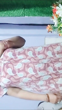 Sugandha bhabi neckt im badezimmer