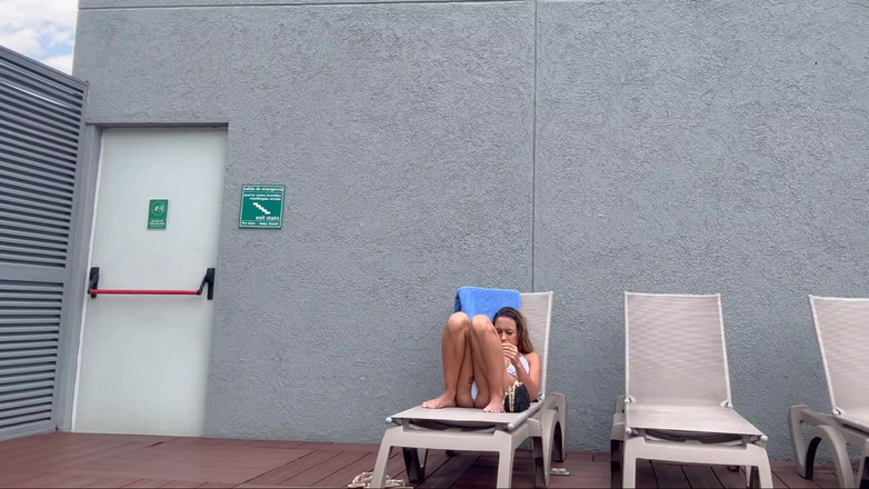 Priscila Belini: Ik heb mijn beroemde buurman opgenomen die zonnebaadt in tandheelkundig...