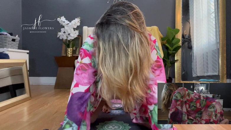 Jasmine Flowers: 이웃의 핫한 밀프: 관능적인 요가