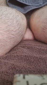 Twink britanică păroasă are parte de primul masaj erotic cu final fericit