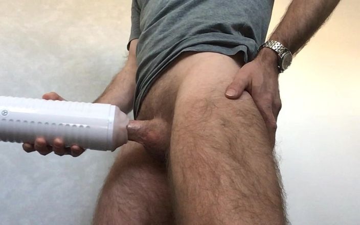 TaitaX: Spectacol cu dezbrăcare și masturbare