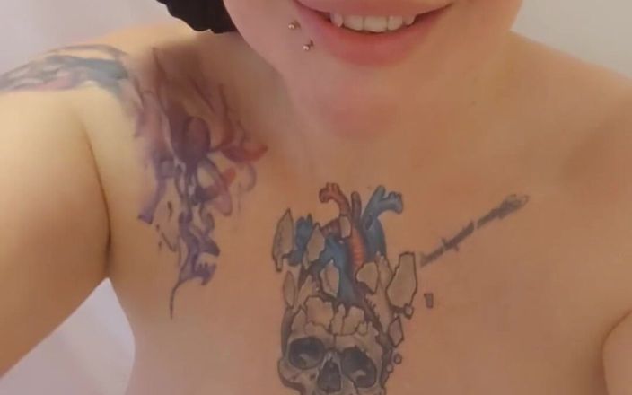 Livie Blainn: मेरे स्तन धोना