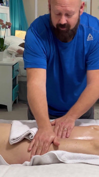 Tesão de milf recebe massagem e foda anal 4K