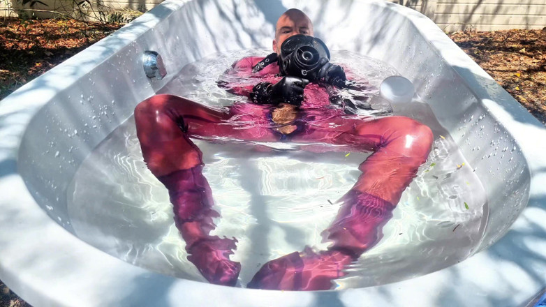 Athos: Protocol de baie cu dronă în latex violet