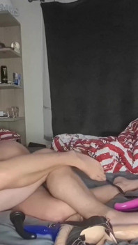 Seksi olgun anne kocasıyla ateşli ev yapımı sikişiyor