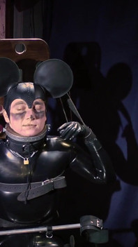 Bereksperimen dengan Ricky dalam kostum Mickey Mouse lateks, mesin menggelitik kaki dan alatan unik