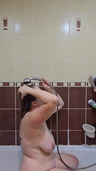 Pěkná baculatá manželka s velkými přírodními kozami se sprchuje