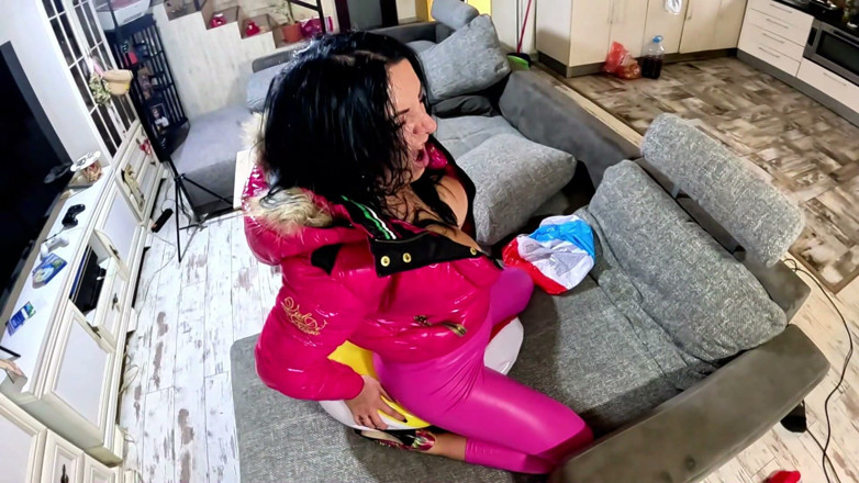 MilfyCalla: 占主导地位的粉色穿下衣熟女海滩球恋物癖。深喉，反向女牛仔，后入和3次射精