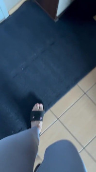 POV: o Som dos Flip-flops Quando Caminha em Leggings Cinza