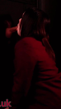 Estudante chupa pau no Gloryhole