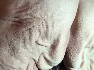 Questa brutta cagna ha dovuto pisciare lui la piega e lei schizza sul tuo cattivo cazzo mostruoso