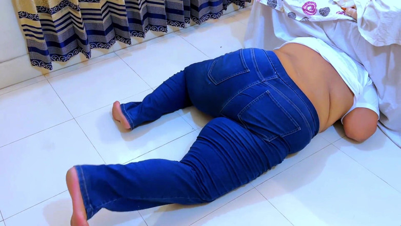 Aria Mia: Mama vitregă sexy cu curul mare în blugi blocată sub pat...