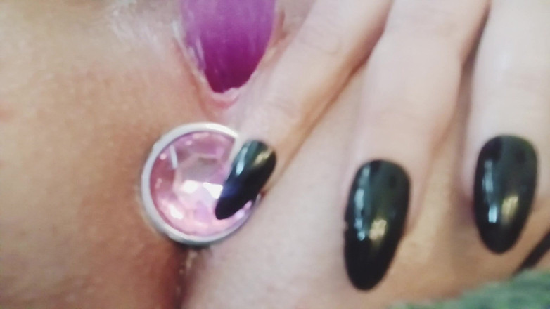 WildFlawiii: 彼女のお尻と彼女の猫を乱雑に弄ぶ本物の素人