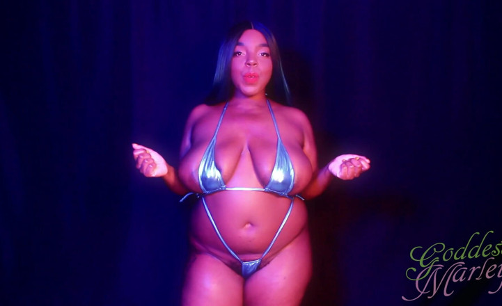 Goddess Marley: Niebieskie bikini większe jest lepsze