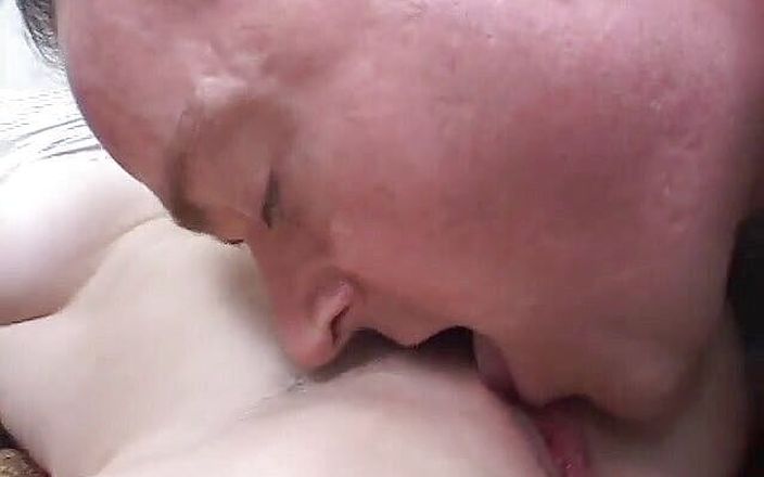 Sex Karma: उत्तेजित बेब अपनी तंग चूत में घुसते हुए सख्त पोल की कटाई का मजा लेती है