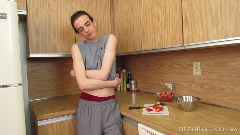BoyFun Solo: Sexy twink kocht einen harten schwanz in der küche
