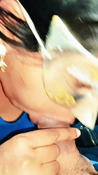 Eu libertei meu creme na buceta apertada da indiana Bhabhi e a fiz chupar meu pênis preto grosso colocando na boca dela.