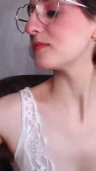 Camgirl voller busch unter dem nachthemd