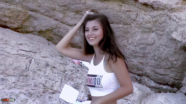 MMM100: カーラ・ザ・ヤング・フレンチ・ガール・カーラは、Mmm100のTシャツで撮影されました