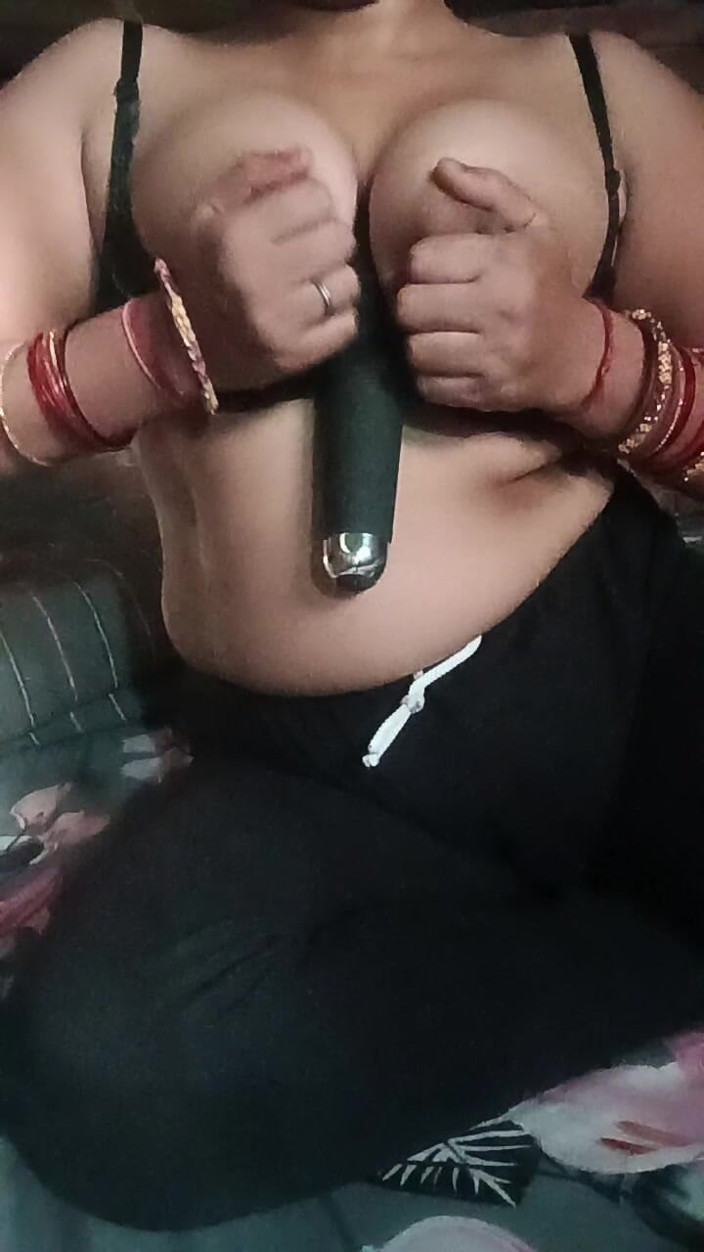 Soni sk: Suri rumah kampung Deshi India melancap dildo penggetar pepek