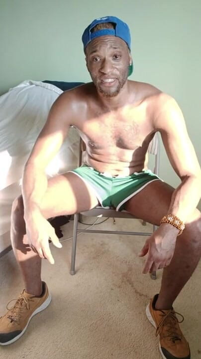 Kennie Jai: Masturbando em uma cadeira enquanto assisto um vídeo de fã!