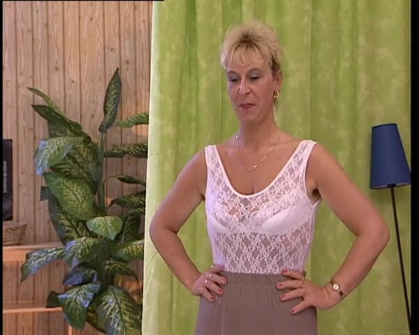 YOUR FIRST PORN: Ulla durante la cura intima softclip