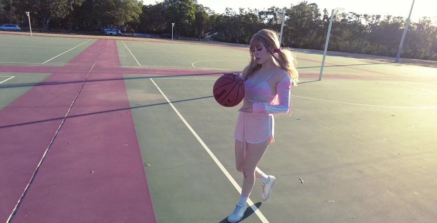 Luna Sparks: 私はとても熱くなったので、この水を体中に注ぐしかありませんでした...