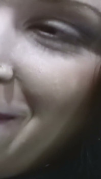 핑크색 소파에서 그를 타는 배꼽 피어싱 갈색 머리 - 날씬한 몸매 클로즈업