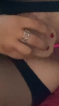 Nadat Ze Gecreampied Is, Neukt Een Poesje De Rubberen Pik Vol Sperma